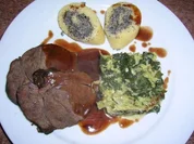 Wildschweinkeule mit Backobst, Mohnwickelrolle, Rahmwirsing mit Mandelblättchen - Rezept