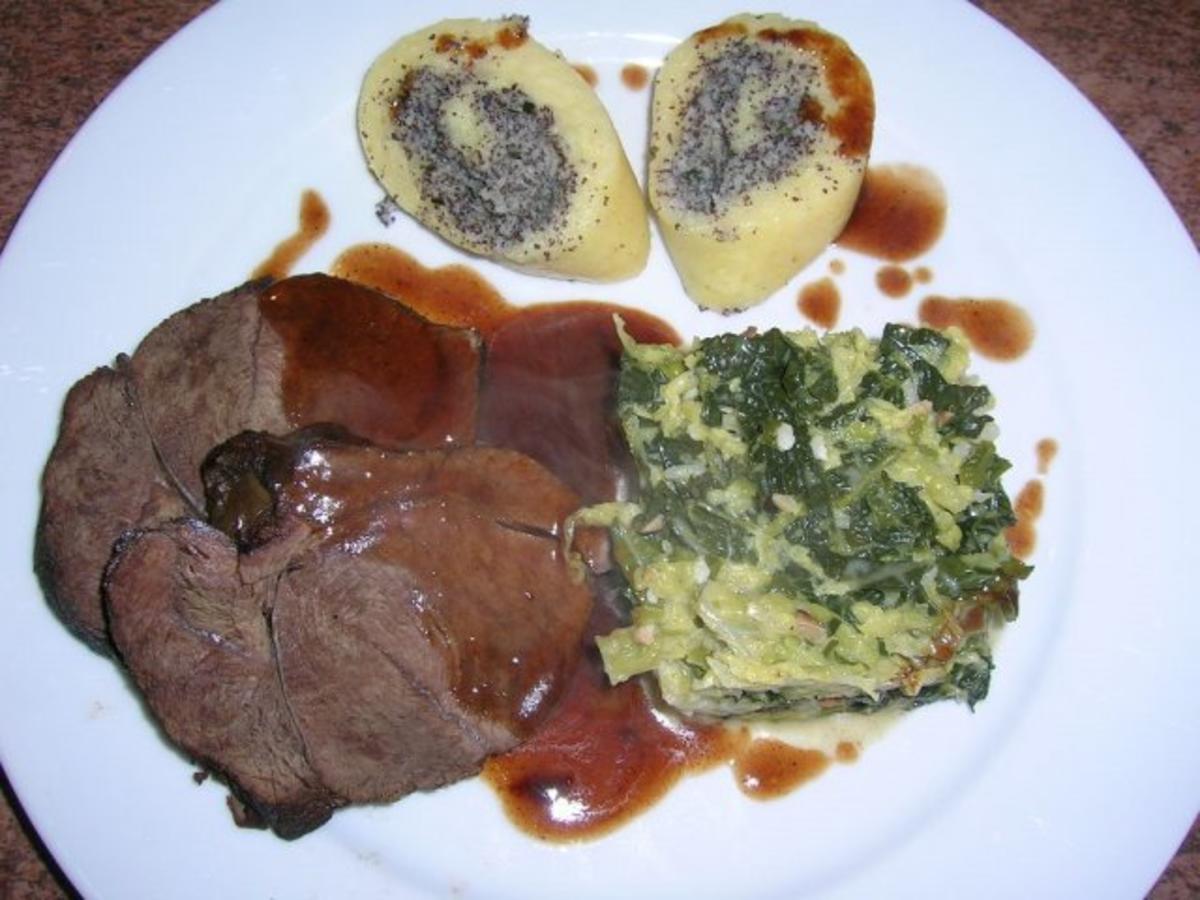 Wildschweinkeule mit Backobst, Mohnwickelrolle, Rahmwirsing mit ...