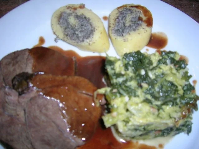 Wildschweinkeule mit Backobst, Mohnwickelrolle, Rahmwirsing mit Mandelblättchen - Rezept - Bild Nr. 7