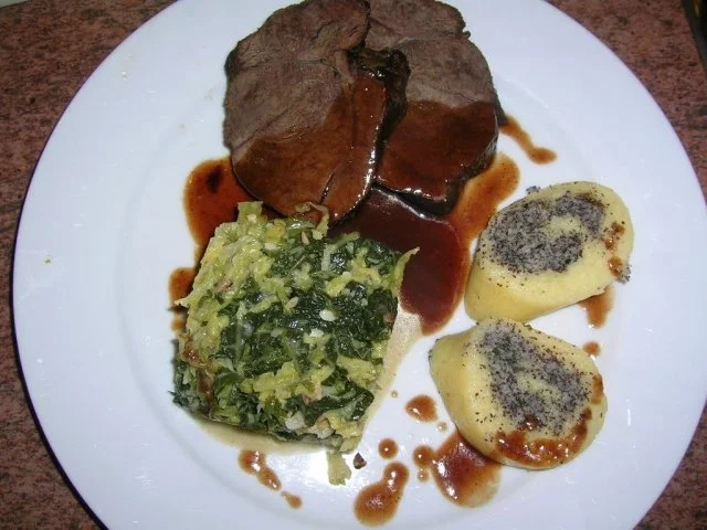 Wildschweinkeule mit Backobst, Mohnwickelrolle, Rahmwirsing mit Mandelblättchen - Rezept - Bild Nr. 9