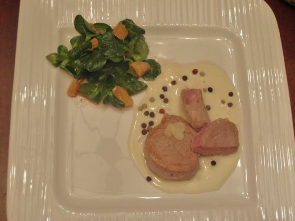 Schweinemedaillons mit Blauschimmelkäsesoße und Feldsalat mit Glühweindressing und clemen. - Rezept - Bild Nr. 2