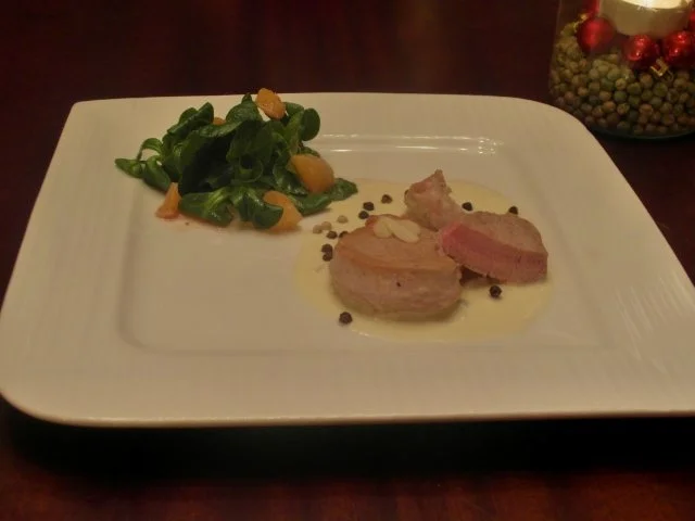 Schweinemedaillons mit Blauschimmelkäsesoße und Feldsalat mit Glühweindressing und clemen. - Rezept