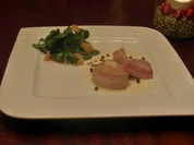 Schweinemedaillons mit Blauschimmelkäsesoße und Feldsalat mit Glühweindressing und clemen. - Rezept