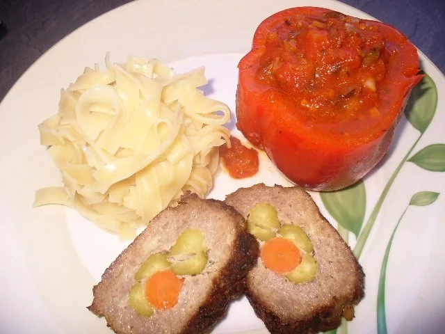 Rezept: Bandnudeln, Tomatensoße am gefüllten Hackbraten Bandnudeln, Tomatensoße am gefüllten Hackbraten - Rezept