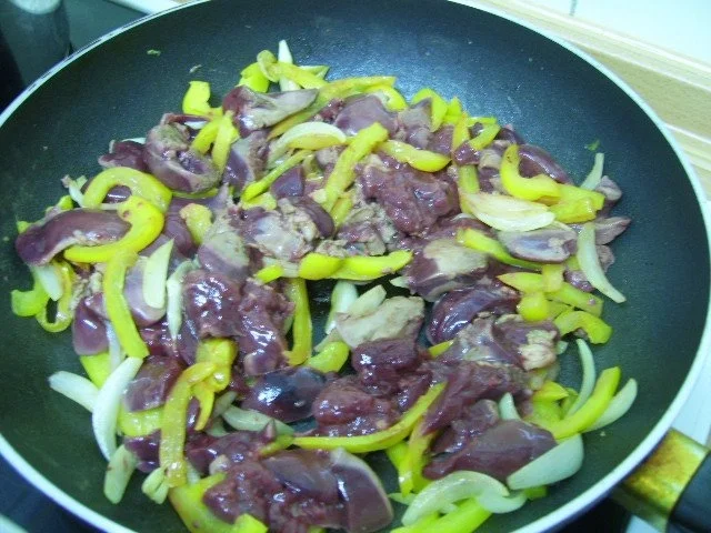 Rezept: Hähnchenleber in Zwiebel-Paprikarahm Bild Nr. 3 Hähnchenleber in Zwiebel-Paprikarahm - Rezept - Bild Nr. 3