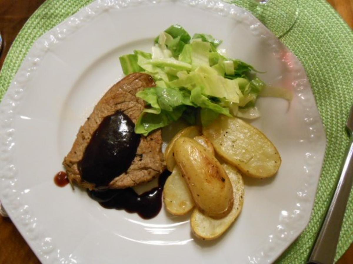 Rinderfilet an Rotweinsoße mit Rosmarinkartoffeln - Rezept - kochbar.de