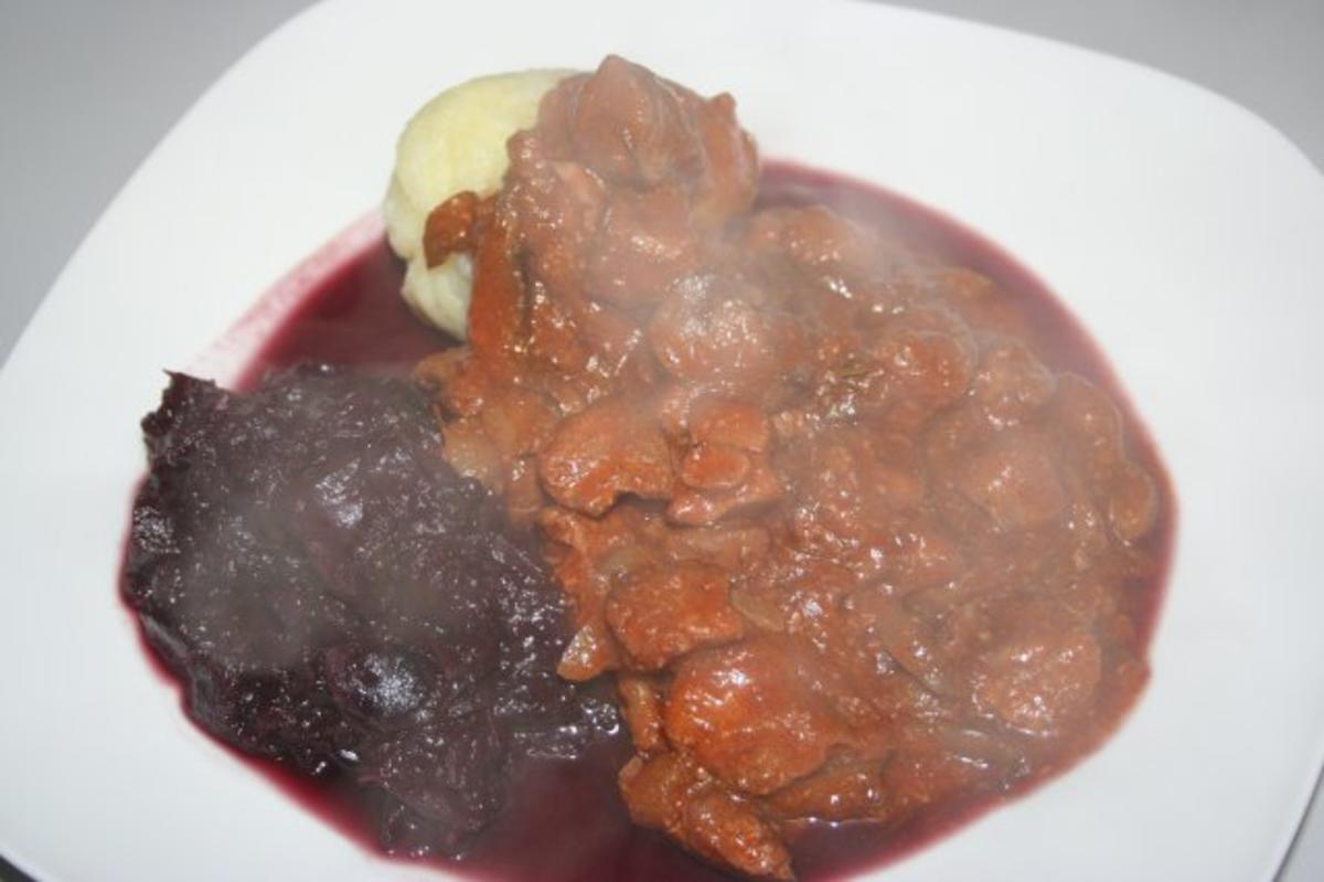 herzhaftes Gulasch in Rotweinsoße - Rezept - kochbar.de