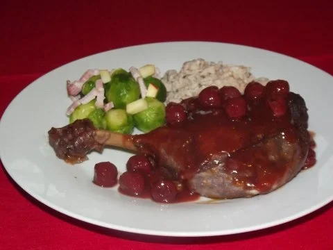 Geschmorte Gänsekeule an Kirsch-Glühweinsauce mit Spekulatius-Walnuss-Spätzli - Rezept