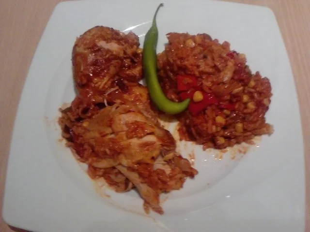 HÄHNCHENSCHENKEL DIABLO IN GEMÜSE UND REIS GEBETTET - Rezept