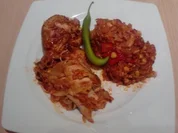 HÄHNCHENSCHENKEL DIABLO IN GEMÜSE UND REIS GEBETTET - Rezept