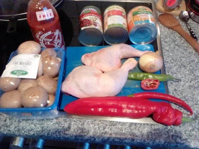 HÄHNCHENSCHENKEL DIABLO IN GEMÜSE UND REIS GEBETTET - Rezept - Bild Nr. 2