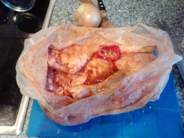 HÄHNCHENSCHENKEL DIABLO IN GEMÜSE UND REIS GEBETTET - Rezept - Bild Nr. 3