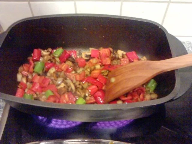 HÄHNCHENSCHENKEL DIABLO IN GEMÜSE UND REIS GEBETTET - Rezept - Bild Nr. 8