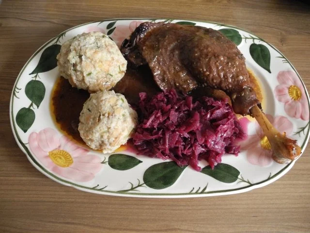 Gänsekeulen, Mandarinen - Rotkohl und Semmelklöße - Rezept