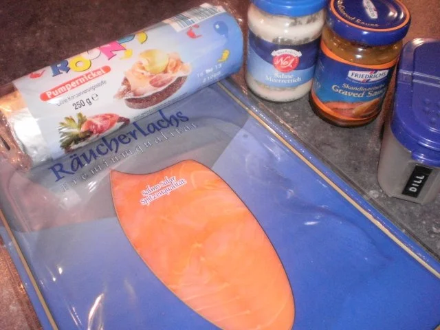 Rezept: Pumpernickeltaler mit Lachs Bild Nr. 2 Pumpernickeltaler mit Lachs - Rezept - Bild Nr. 2