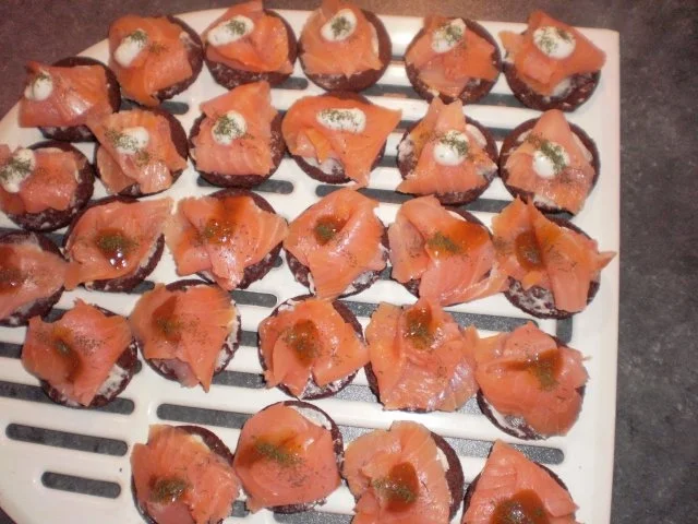 Rezept: Pumpernickeltaler mit Lachs Pumpernickeltaler mit Lachs - Rezept