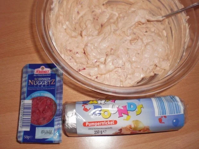 Rezept: Pumpernickeltaler mit Schinken-Frischkäse Bild Nr. 5 Pumpernickeltaler mit Schinken-Frischkäse - Rezept - Bild Nr. 5