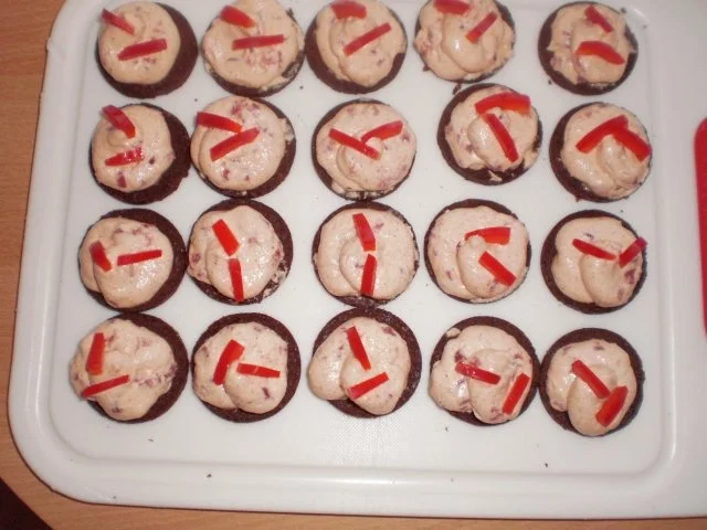 Rezept: Pumpernickeltaler mit Schinken-Frischkäse Pumpernickeltaler mit Schinken-Frischkäse - Rezept