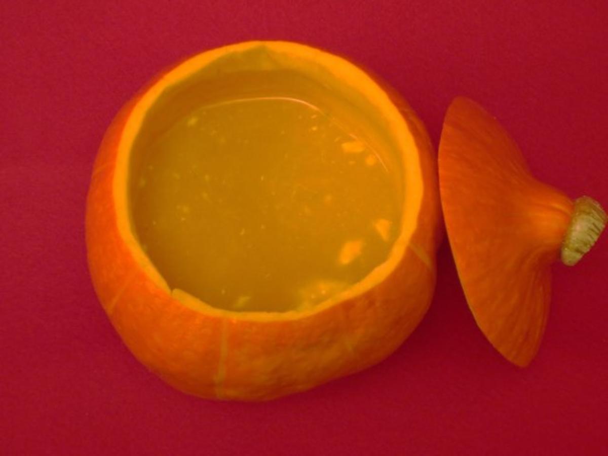 Kürbis-Ingwer-Suppe mit Crème fraîche - Rezept - kochbar.de