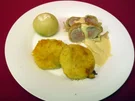 Schweinefilet in Blätterteigmantel, dazu Kartoffelplätzchen  und gefüllte Zwiebel - Rezept