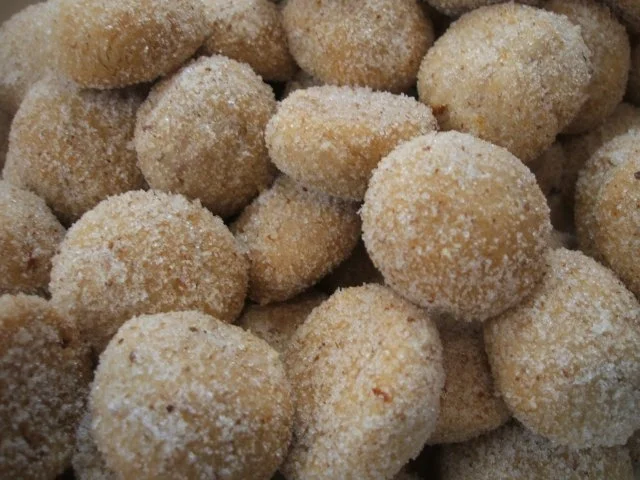 Rezept: Plätzchen: Mürbe Orangenmarzipanbällchen Plätzchen: Mürbe Orangenmarzipanbällchen - Rezept