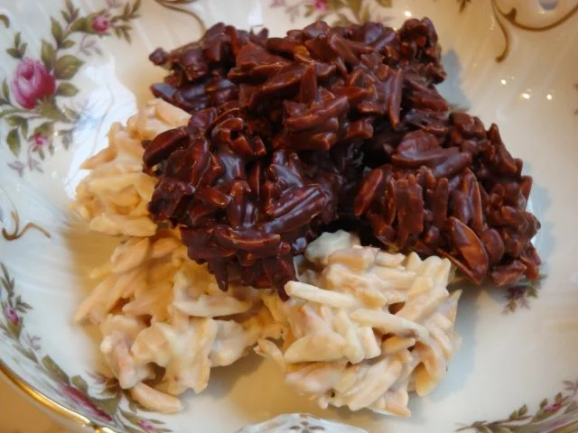 Mandelsplitter von Zartbitterschoki und Splitter von weisser Schoki - Rezept - Bild Nr. 2