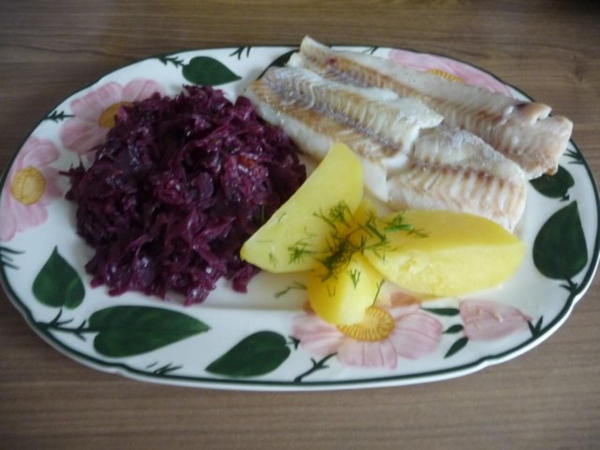 Bilder für Fisch : Gedünsteter Alaska-Seelachs mit Mandarinen - Rotkohl und Salzkartoffeln - Rezept