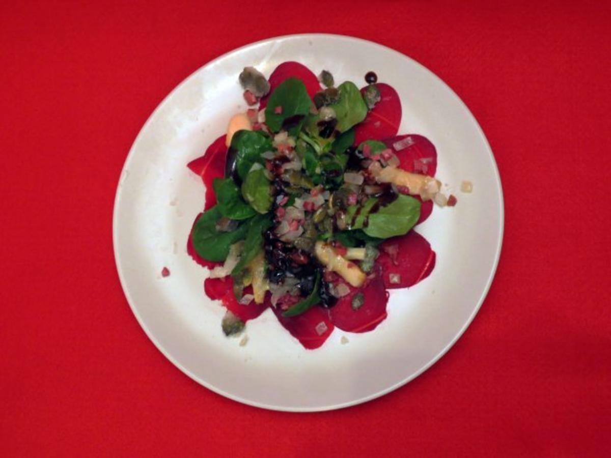 Rote-Bete-Carpaccio mit Feldsalat, Birnen und Kürbiskernkrokant ...