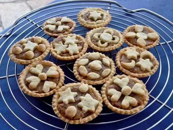 Mürbeteig-Küchlein mit Dattel-Walnussfüllung - Rezept