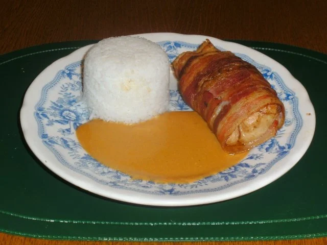 Hänchenbrust im Speckmantel, mit Gewürzreis und einer Feinen Tomatensoße - Rezept