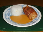 Hänchenbrust im Speckmantel, mit Gewürzreis und einer Feinen Tomatensoße - Rezept