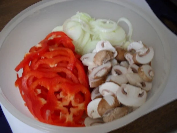 Pizza mit Schinken, Salami, Champignons, scharfen Peperonis, Oliven, Zwiebeln und Paprika - Rezept - Bild Nr. 2