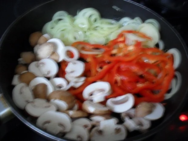 Pizza mit Schinken, Salami, Champignons, scharfen Peperonis, Oliven, Zwiebeln und Paprika - Rezept - Bild Nr. 3