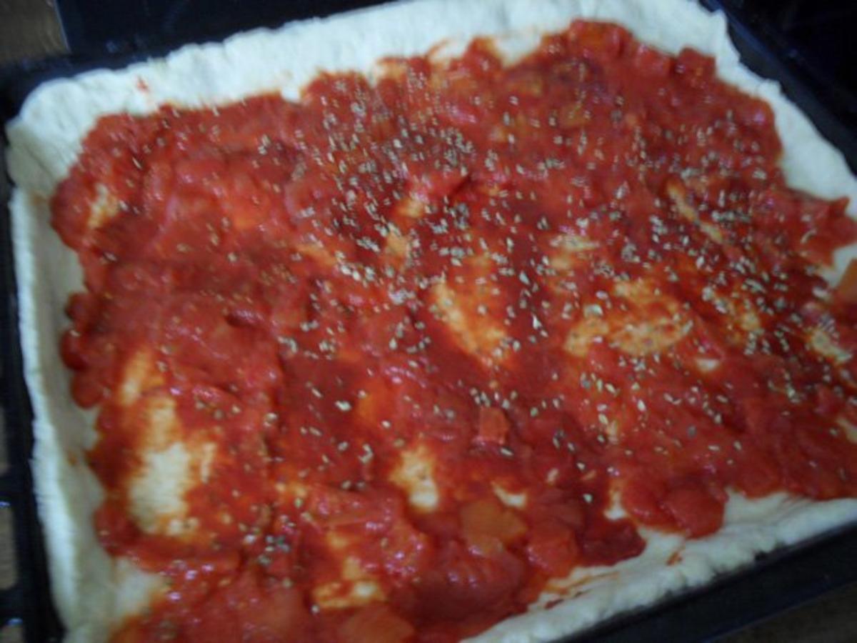 Pizza mit Schinken, Salami, Champignons, scharfen Peperonis, Oliven, Zwiebeln und Paprika - Rezept - Bild Nr. 4