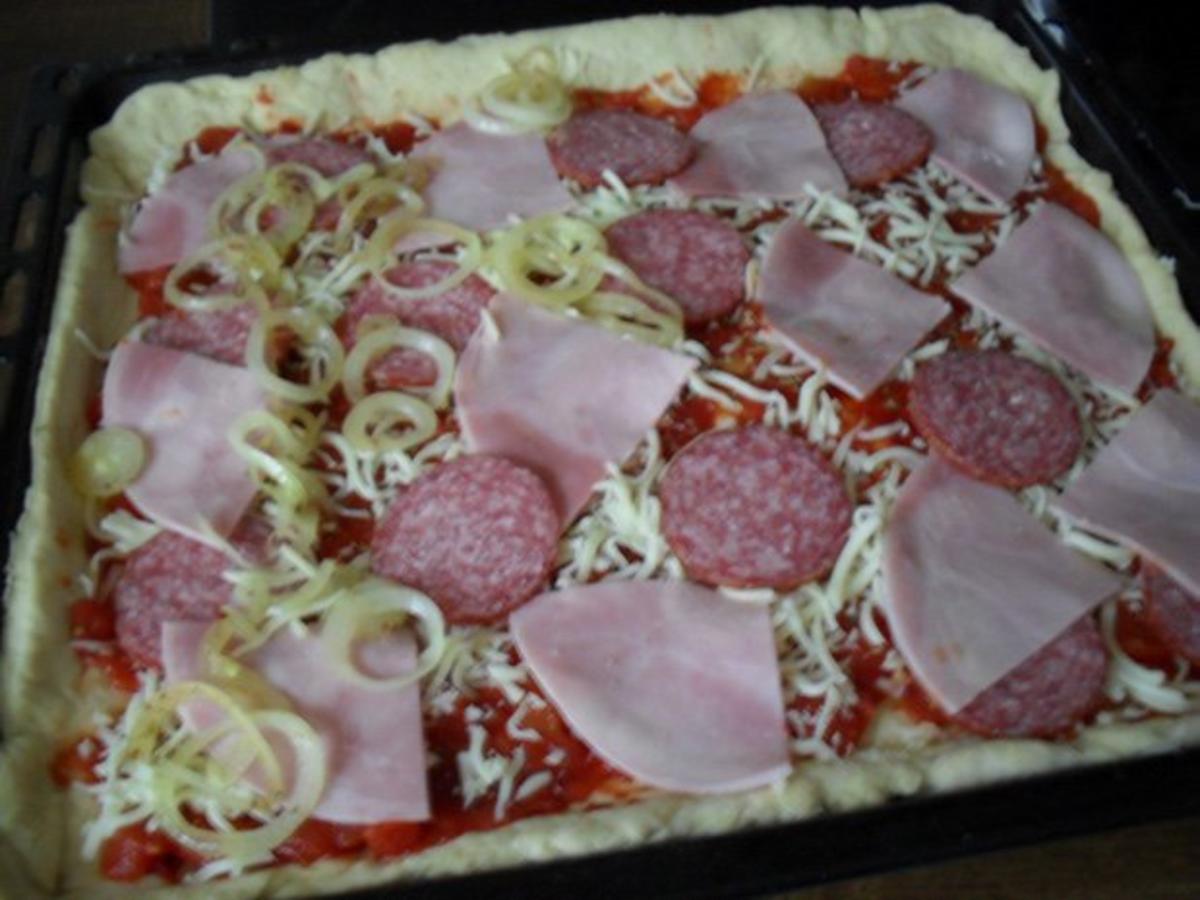 Pizza mit Schinken, Salami, Champignons, scharfen Peperonis, Oliven, Zwiebeln und Paprika - Rezept - Bild Nr. 5