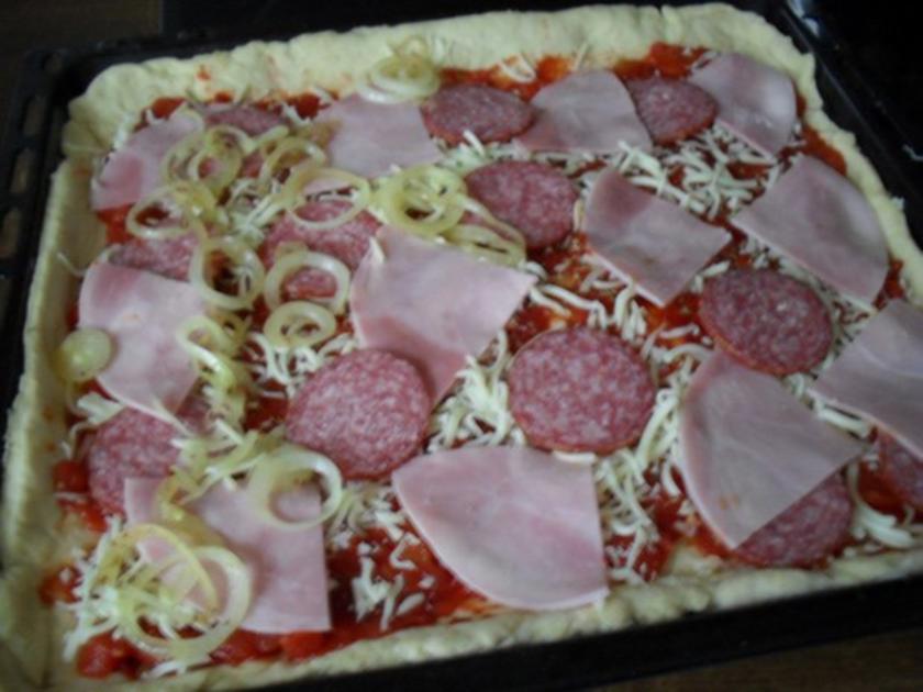 Pizza mit Schinken, Salami, Champignons, scharfen Peperonis, Oliven ...