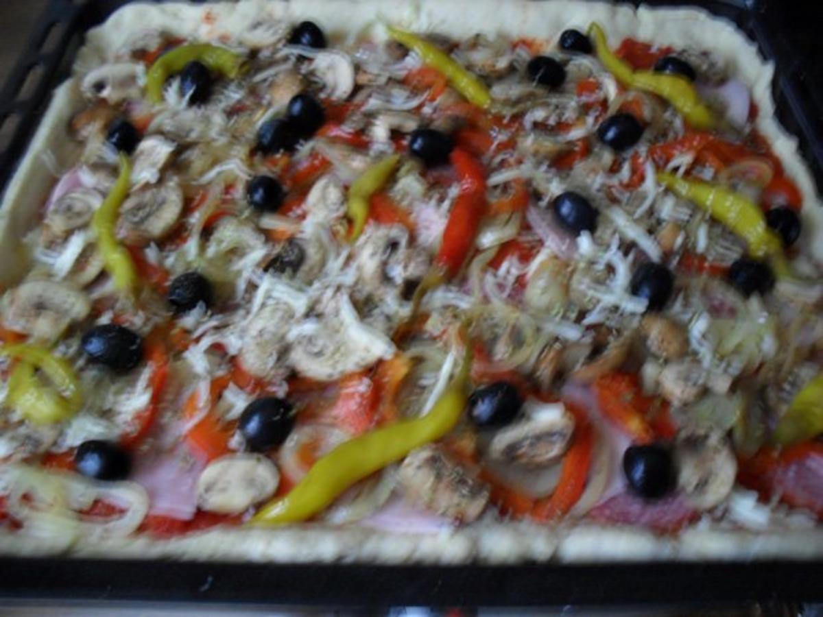 Pizza mit Schinken, Salami, Champignons, scharfen Peperonis, Oliven, Zwiebeln und Paprika - Rezept - Bild Nr. 6