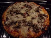 Pfannenpizza mit Sonntagsbrötchen - Rezept
