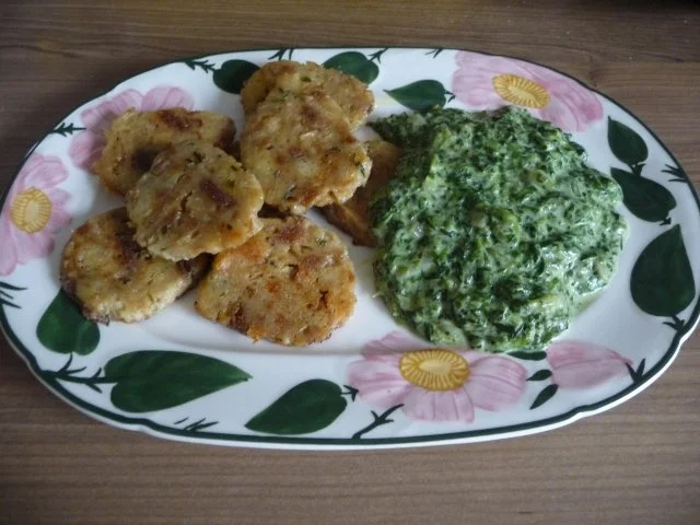 Rezept: Fleischlos : Sahnespinat an gebratenen Semmelklößen Fleischlos : Sahnespinat an gebratenen Semmelklößen - Rezept