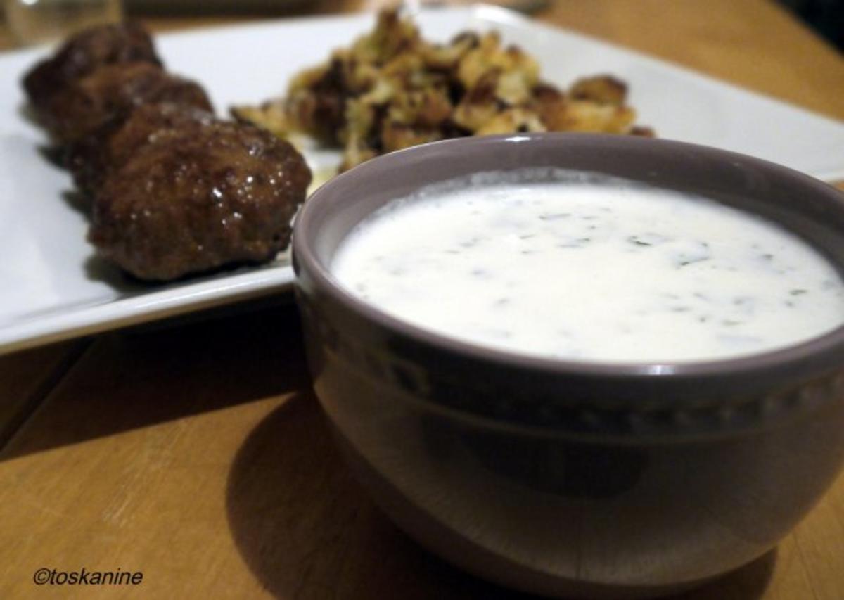 Bilder für Hackschnitzel mit gebratenem Blumenkohl und Minze-Feta-Dip - Rezept