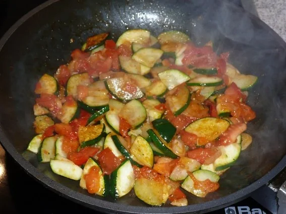 Rezept: Zucchini-Tomaten-Omelett Bild Nr. 2 Zucchini-Tomaten-Omelett - Rezept - Bild Nr. 2