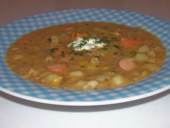 Bunter Gemüseeintopf mit Würstchen und Speck - Rezept