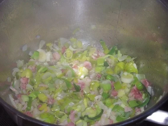 Bunter Gemüseeintopf mit Würstchen und Speck - Rezept - Bild Nr. 2