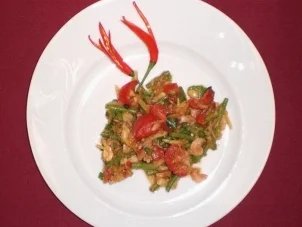 Scharfer Papayasalat mit Shrimps und Erdnüssen - Rezept