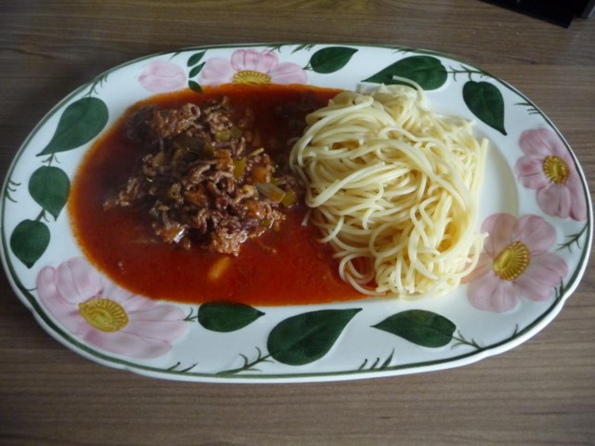 Unter 30 Minuten : Spaghetti mit Zwiebel-Hackfleisch in Tomatensoße - Rezept - Bild Nr. 2