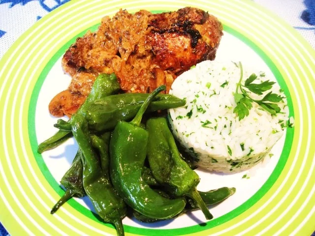 Überbackene Hühnerbrust mit Pimientos de Padrón - Rezept