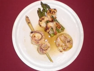 Loup de mer mit Langostinos auf Spargel in Champagner-Soße und Gratin-Talern - Rezept