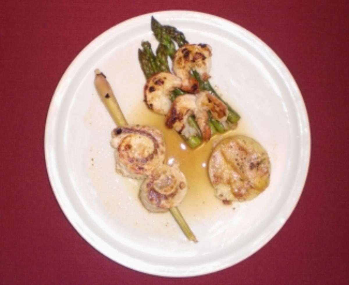 Loup de mer mit Langostinos auf Spargel in Champagner-Soße und Gratin ...
