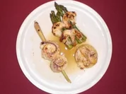 Loup de mer mit Langostinos auf Spargel in Champagner-Soße und Gratin-Talern - Rezept