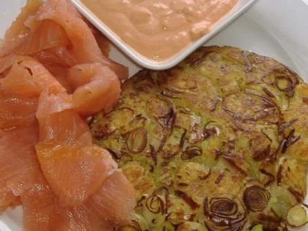 Rezept: Kartoffel-Lauch-Rösti mit Räucherlachs Kartoffel-Lauch-Rösti mit Räucherlachs - Rezept
